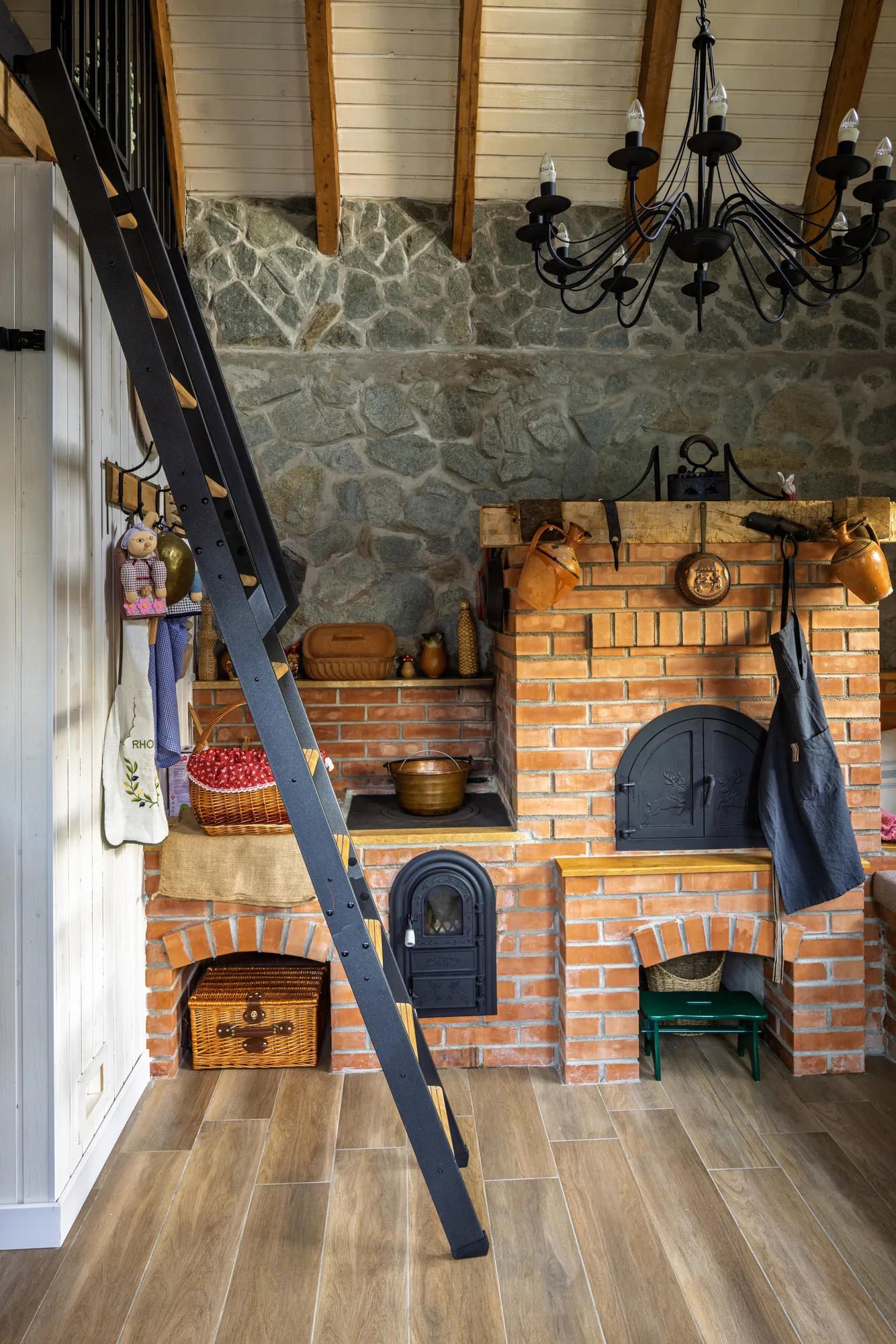 Amenajare interioara rezidentiala — Restructurare casa de piatra de 200 de ani, stil farmhouse si rustic, Banatul Montan. Imagine 3 din 20
