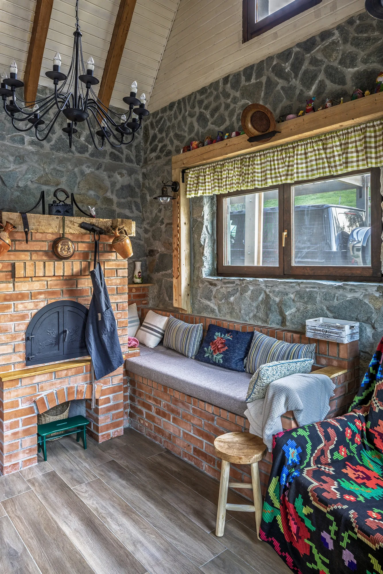 Amenajare interioara rezidentiala — Restructurare casa de piatra de 200 de ani, stil farmhouse si rustic, Banatul Montan. Imagine 7 din 20