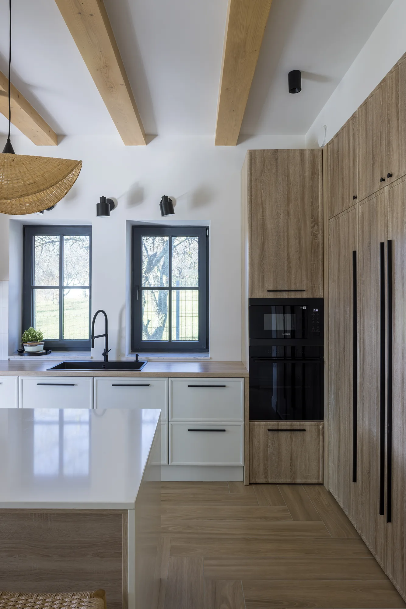 Amenajare interioara rezidentiala — Refugiu Montan Contemporan, stil farmhouse si rustic, Banatul Montan. Imagine 13 din 17