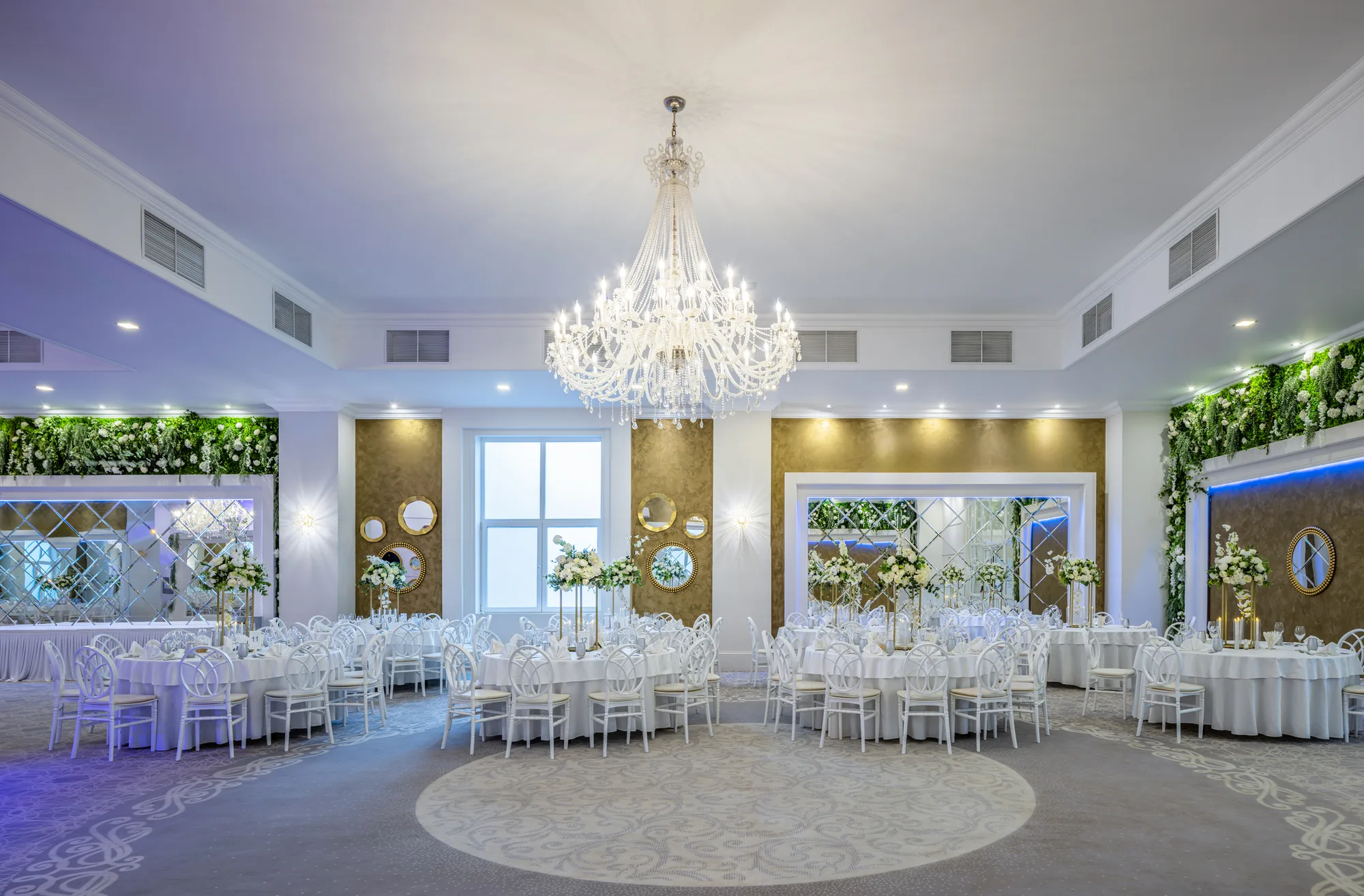 Amenajare interioara comerciala — ROGGE BALLROOM, stil luxury, Resita. Imagine 3 din 5