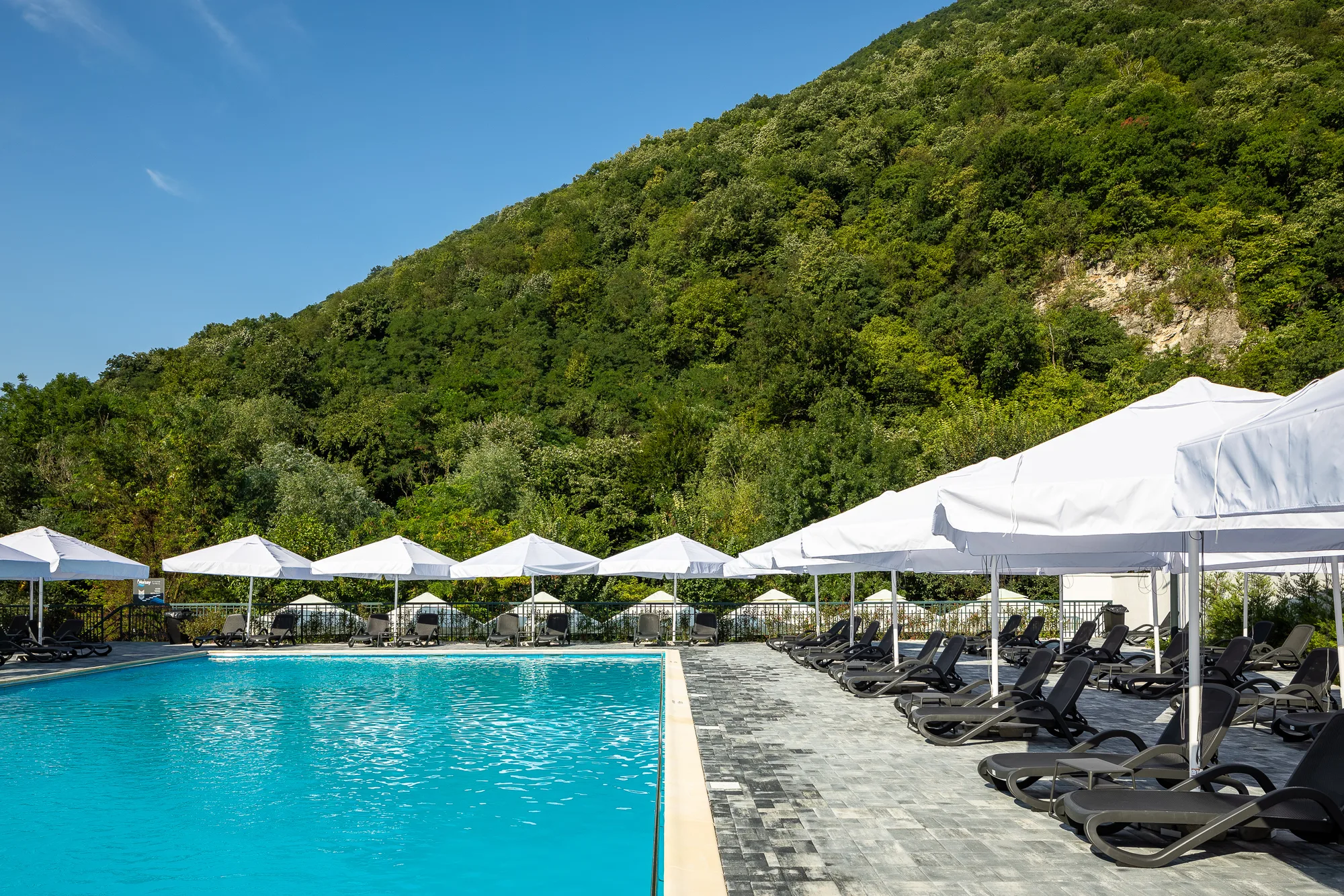 Amenajare interioara comerciala — STRAND TERMAL VERSAY, stil modern minimalist cu influente resort, Baile Herculane. Imagine 1 din 12